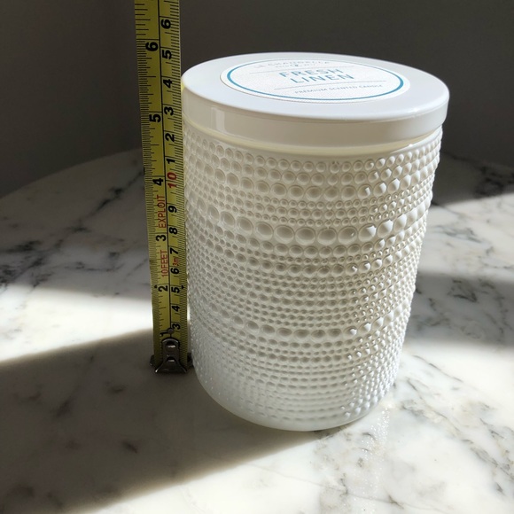 NWT Le Chandelle Candle HARD TO FIND Fresh Linen Scented Candle 16 oz - Picture 7 of 8